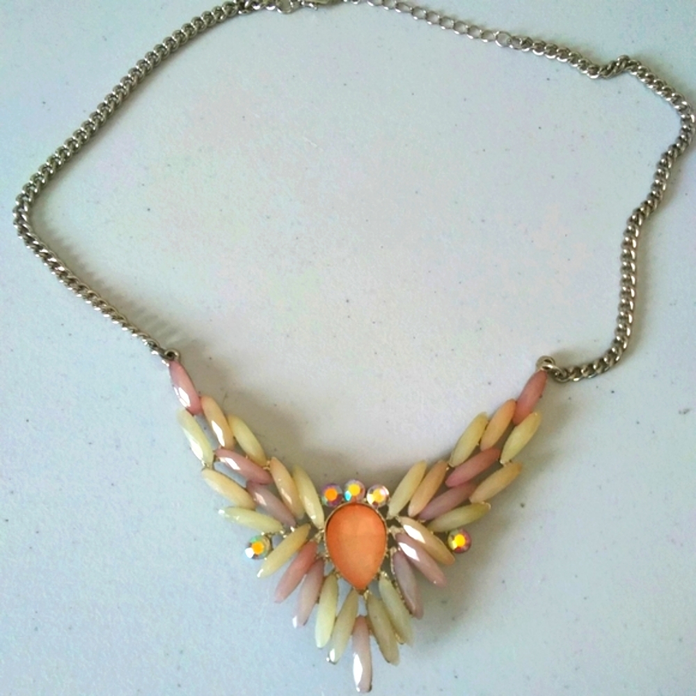 Women's Costume Jewelery Necklace w/Pastel Coloring